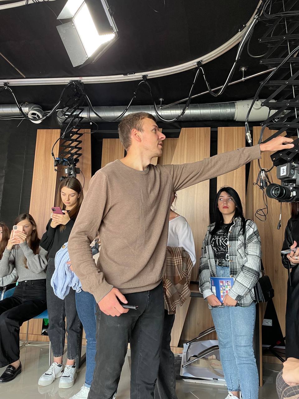 Звукооператор Володимир Зелінський  демонструє, як працює техніка.